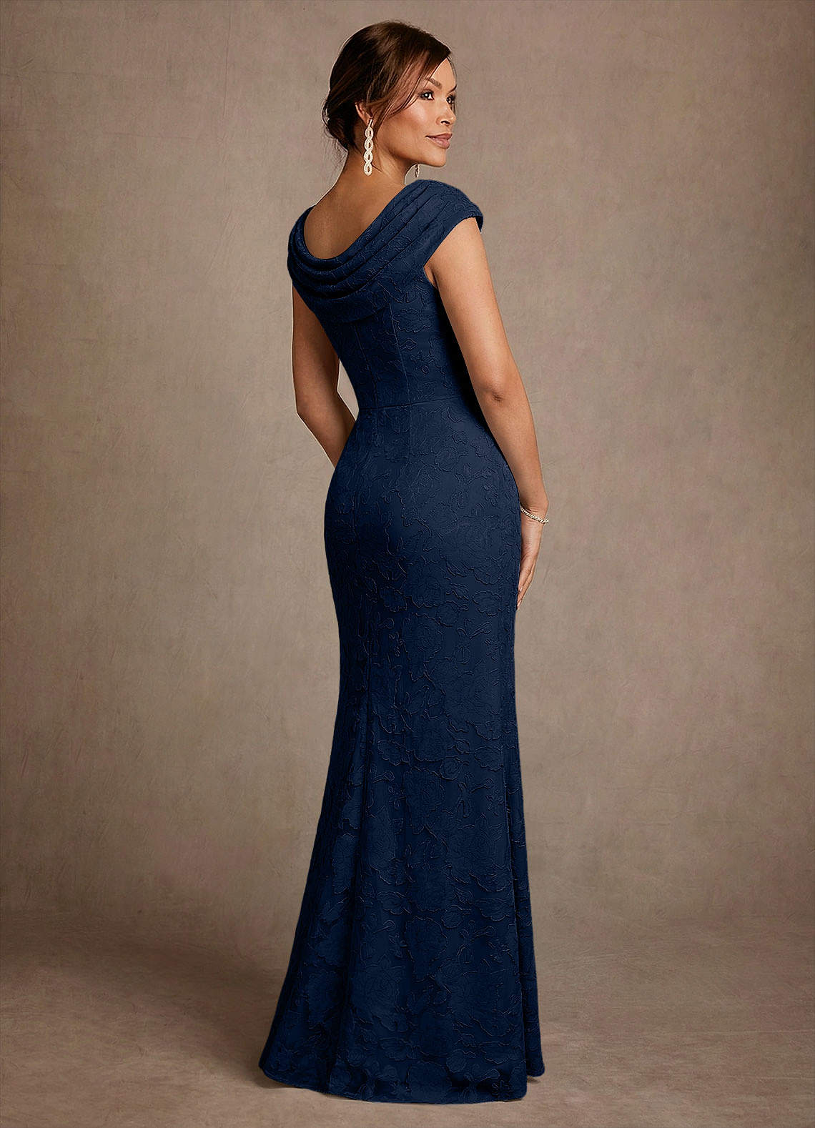 Azazie Irvine Mère de la mariée Robes Robe Trapèze en Blumen-Burnout Plissée Bleu Marine Foncé image1