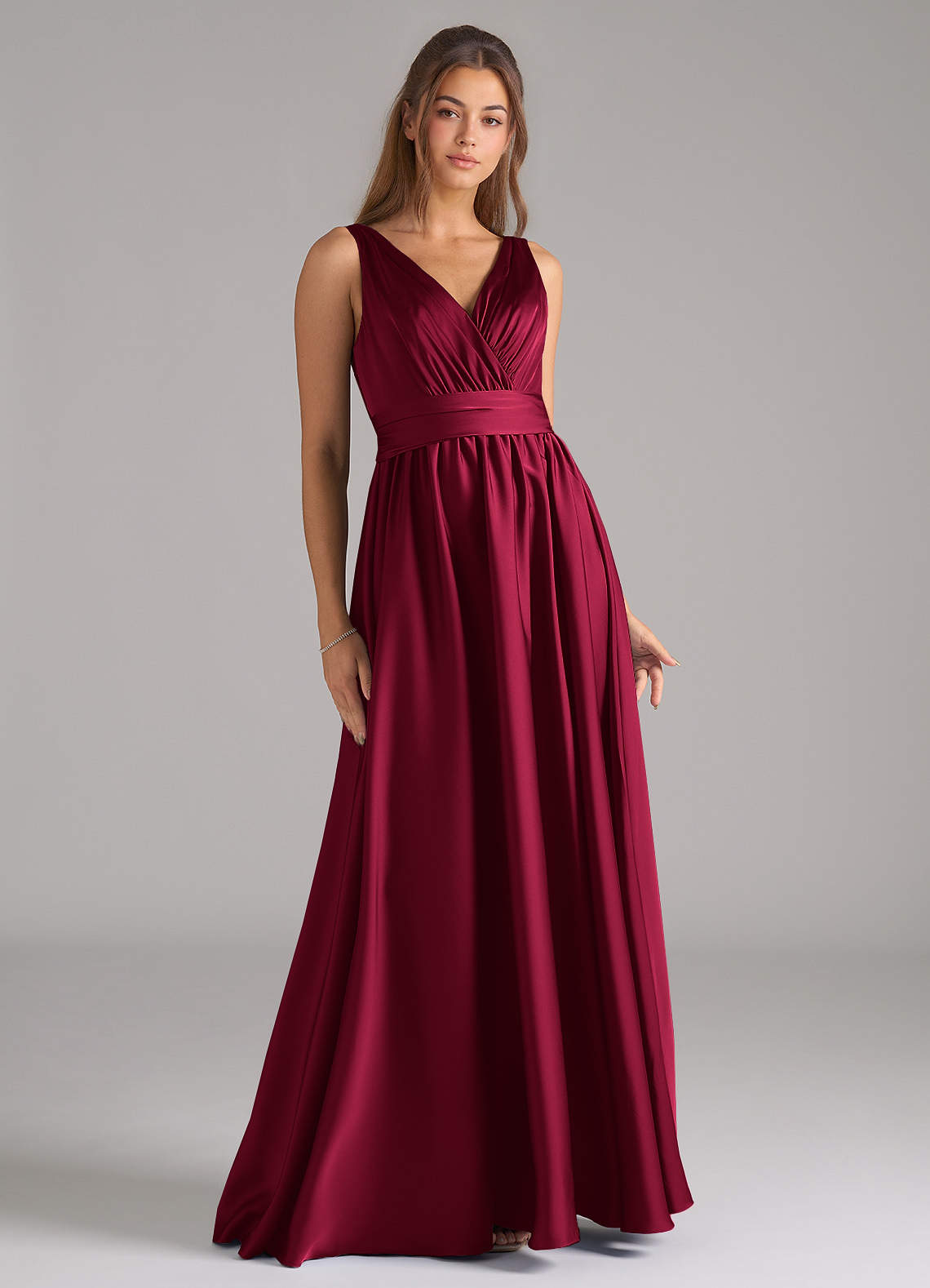 Azazie Kora Robes de demoiselle d'honneur Robe Trapèze en Satin extensible Plissée Bourgogne image1