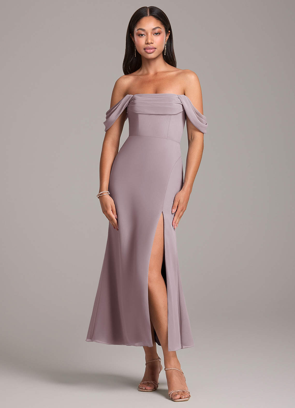 Azazie Saige Robes de demoiselle d'honneur Robe Fourreau Convertible en Mousseline de soie Épaule décolletée Crépuscule image1