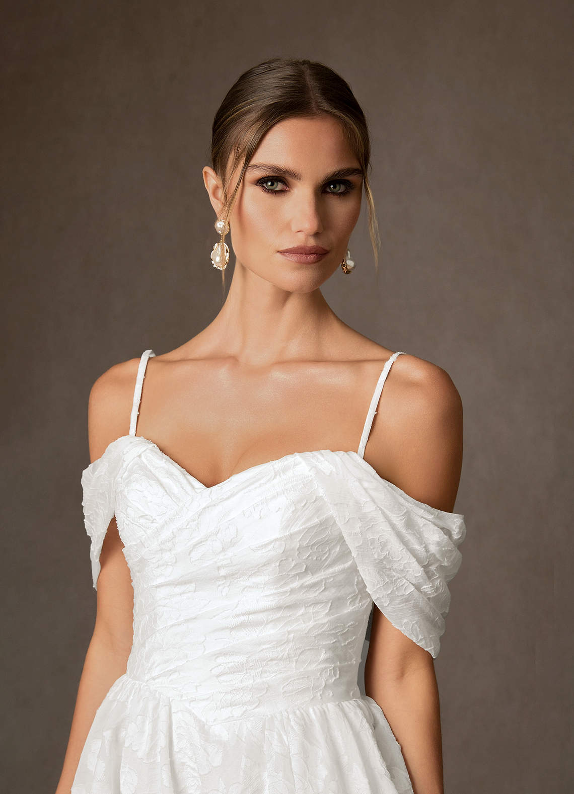 Azazie Carmine Robes de mariée Robe Trapèze en Jacquard Floral Épaule décolletée Blanc De Diamant image4