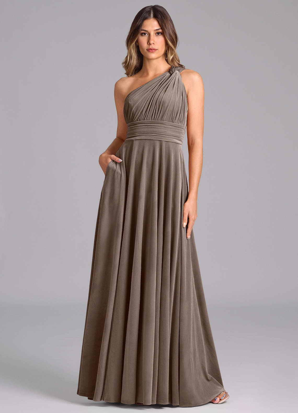 Azazie Charlize Vestidos de damas de honor Vestido de Taupe Plateado de terciopelo de Corte en A con Hombro unilateral image1