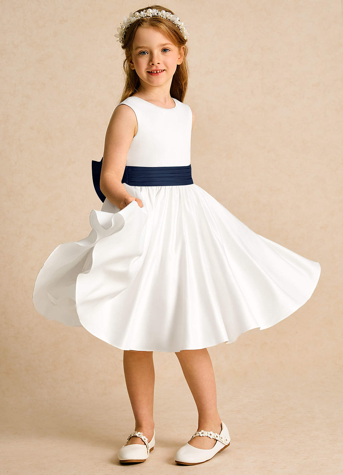 Azazie Sosie Vestidos de florista Vestido Marfim Marinho Escuro de Cetim fosco de Linha A com Plissado image4