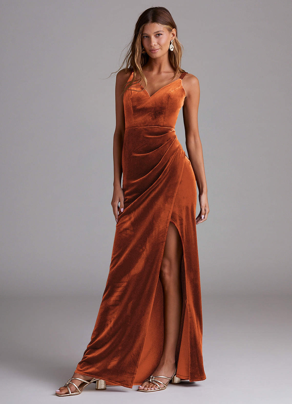 Azazie Leo Vestidos de damas de honor Vestido de Naranja Quemada de terciopelo de Corte Recto con Plisado image1