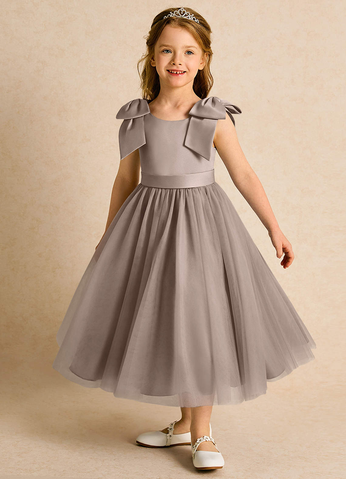 Azazie Serene Abiti da Ragazza di Fiori Abito Principessa in Raso Opaco Fiocco Taupe image1