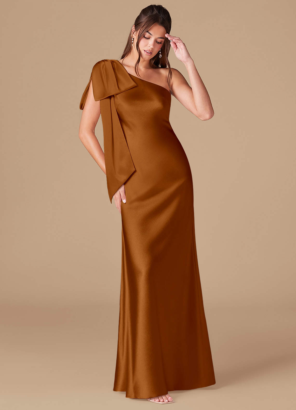 Azazie Capri Brautjungfernkleider Etui One-Shoulder Metallischer Satin Kleid Kupfer image1