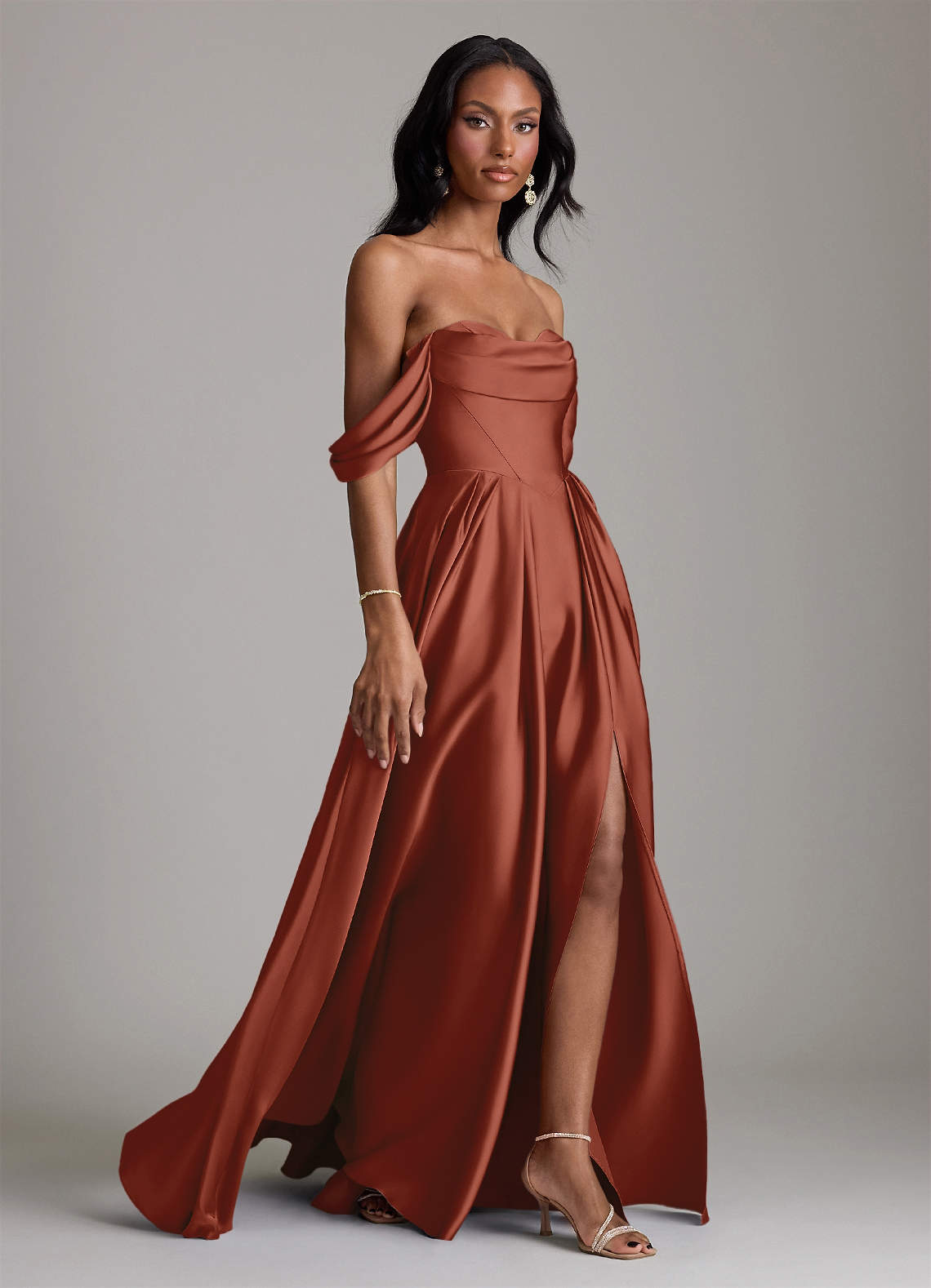 Azazie Loisa Abiti da Damigella Abito A-Line in Raso Elasticizzato a Spalla Scoperta Auburn image5