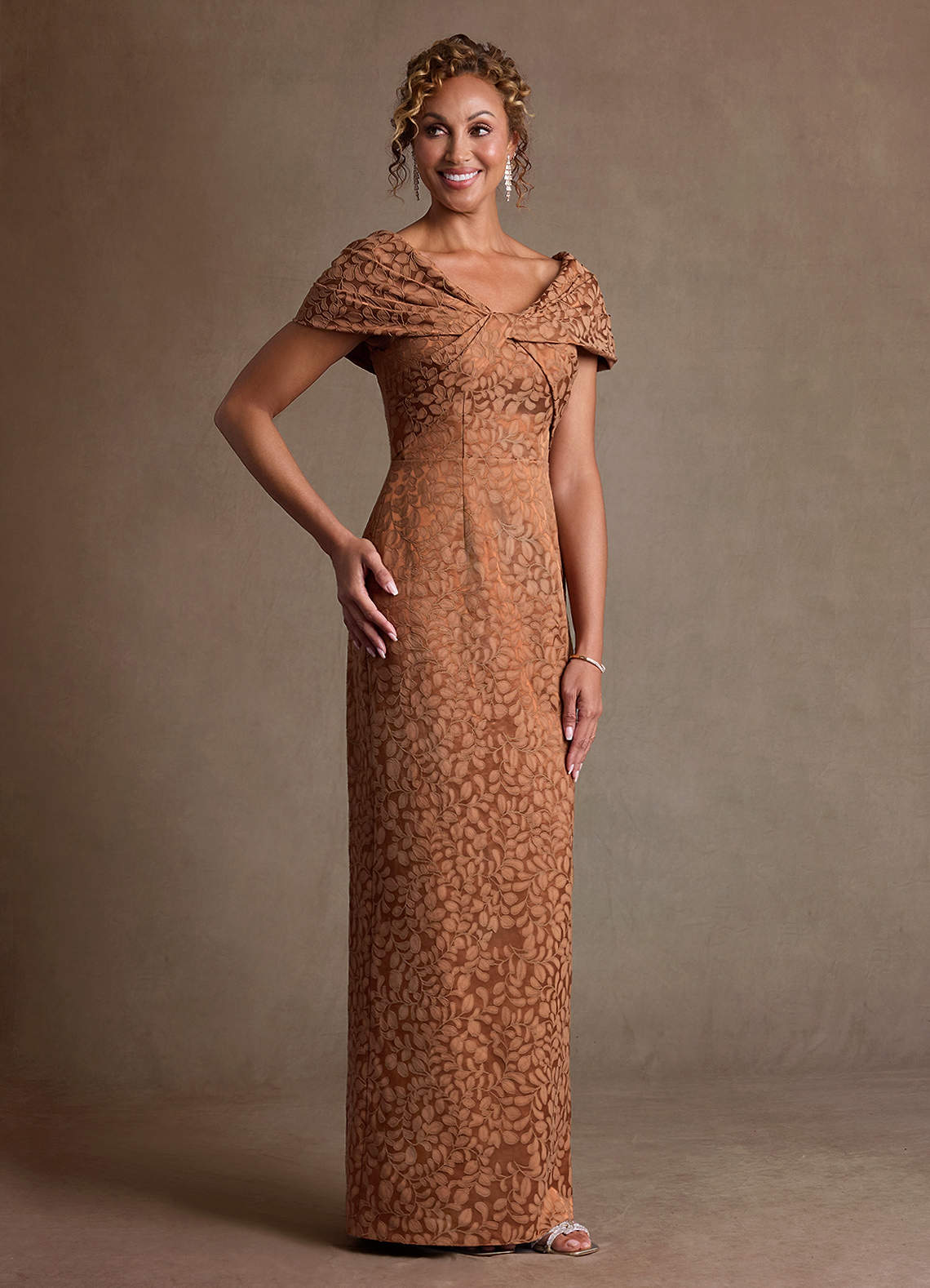 Azazie Atkins Mère de la mariée Robes Robe Colonne en Jacquard Floral Épaule décolletée Caramel Cacao image1