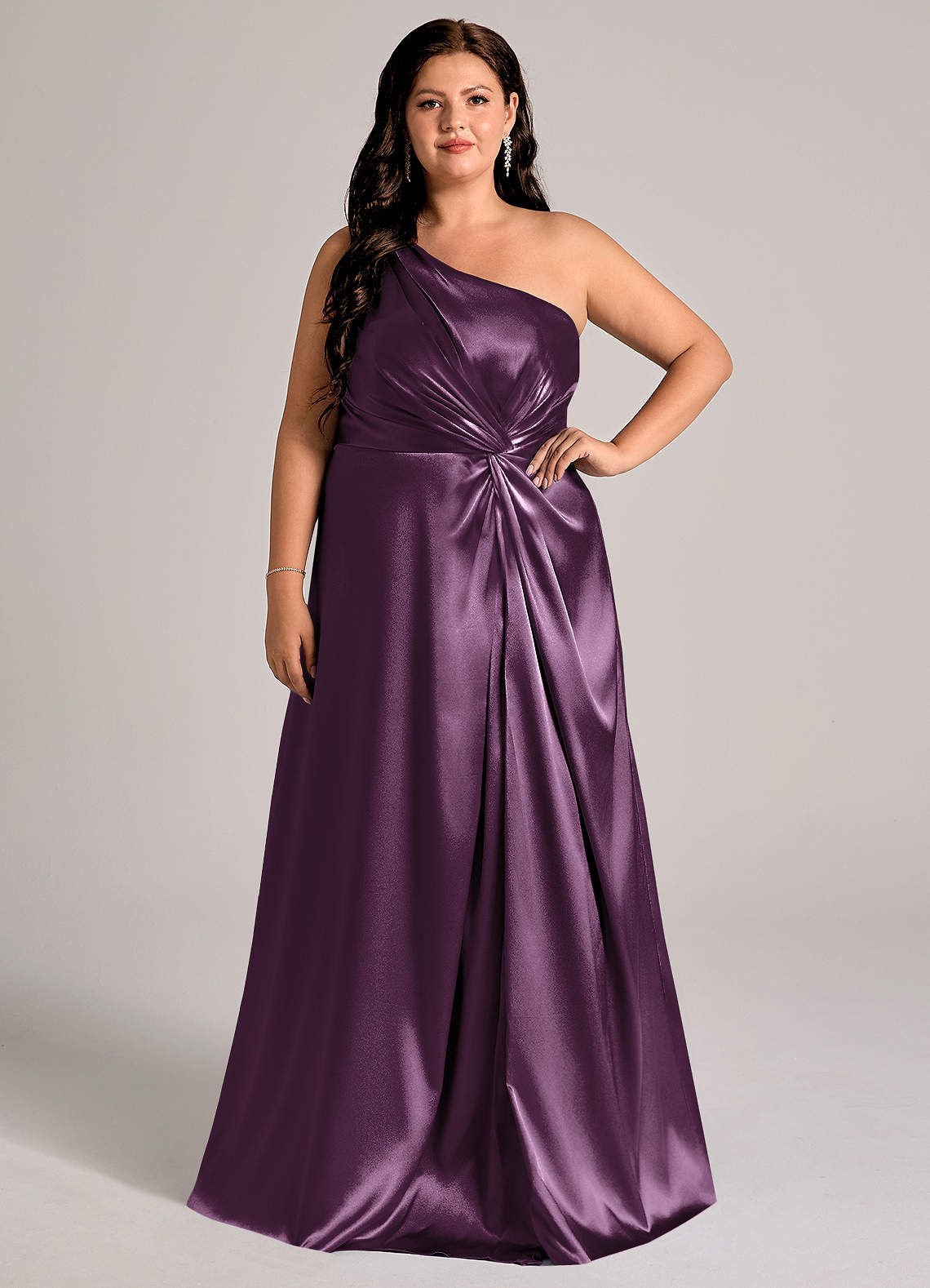 Azazie Brooke Vestidos de madrinha de casamento Vestido Ameixa de Cetim Metálico de Linha A com Um ombro image1
