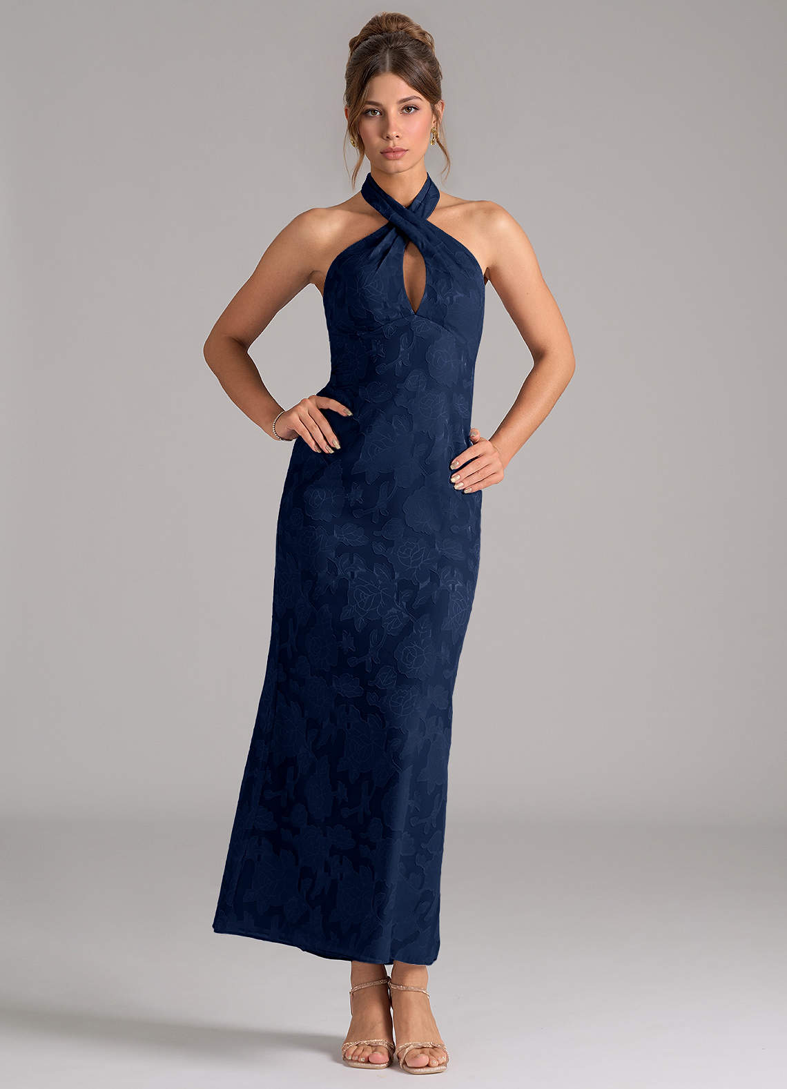 Azazie Marlissa Robes de demoiselle d'honneur Robe Fourreau en Blumen-Burnout Plissée Bleu Marine Foncé image1