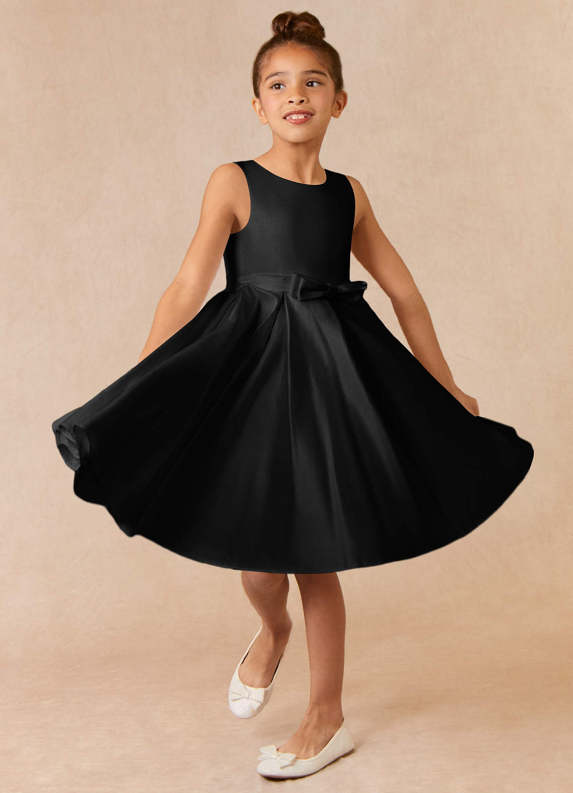 Azazie Coco vestidos de niña de las flores Vestido de Negro de Satin Mate de Corte En A con Lazo image1