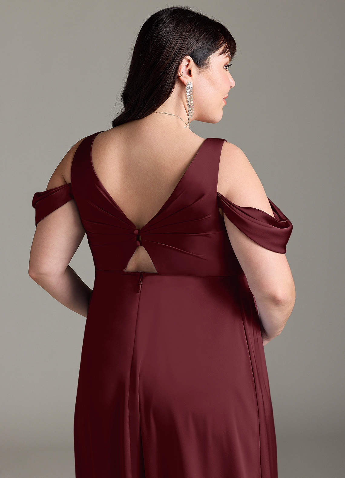 Azazie Rhea vestidos de dama de honor de maternidad Vestido de Corte En A Off The Shoulder Plisado Hasta el suelo Satén Elástico image12