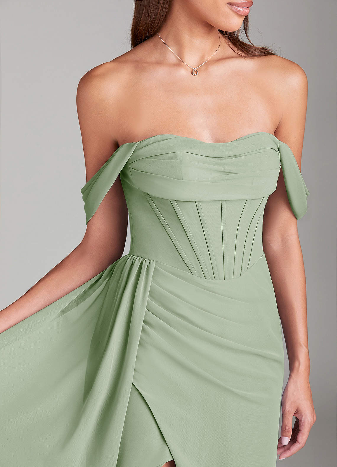 Azazie Amyra Robes de demoiselle d'honneur Robe Fourreau Convertible en Mousseline de soie Épaule décolletée Vert Sauge image5