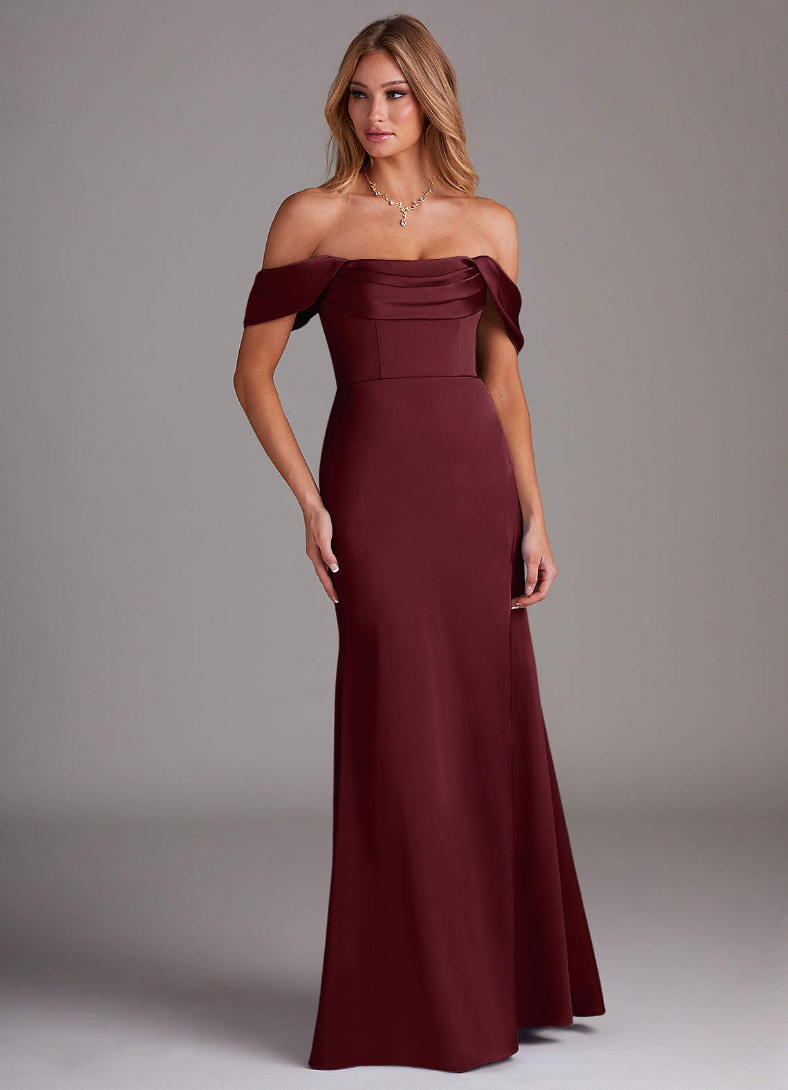 Azazie Saige Vestidos de madrinha de casamento Vestido Cabernet de Cetim elástico de Bainha com Fora do ombro image3