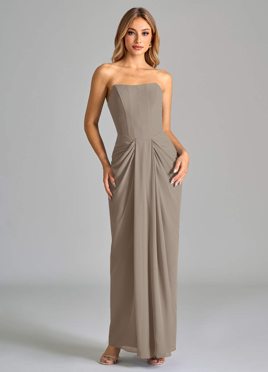 Azazie Anaïs Robes de demoiselle d'honneur Robe Fourreau en Mousseline de soie Sans bretelle Taupe image1