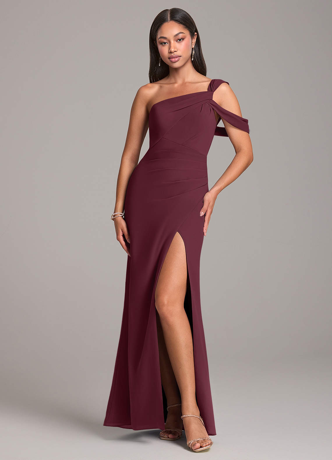 Azazie Wynter Jurken voor bruidsmeisjes Jurk van Chiffon met Kolom Off the Shoulder Cabernet image1