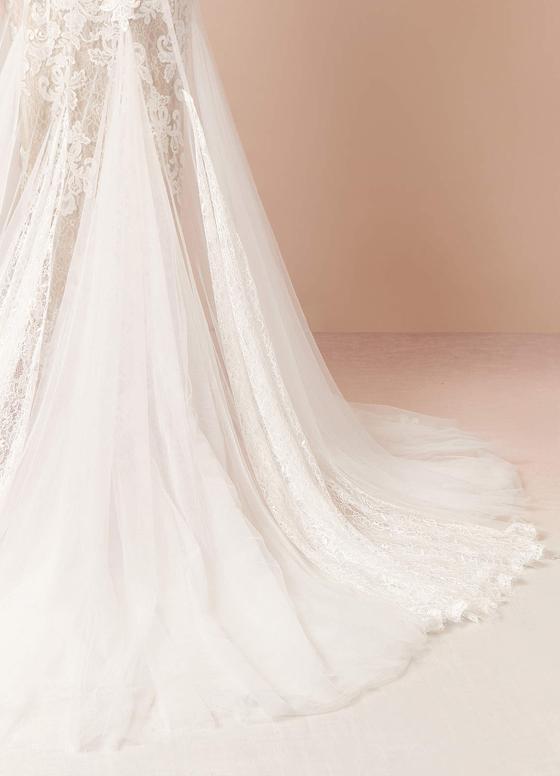 Azazie Mireya Robes de mariée Robe Fourreau en Tulle Paillettes Diamant Nude image9