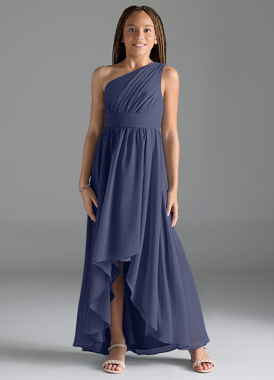 Azazie Mathilda Junior Robe Trapèze en Mousseline de soie Plissée Bleu Orageux image1