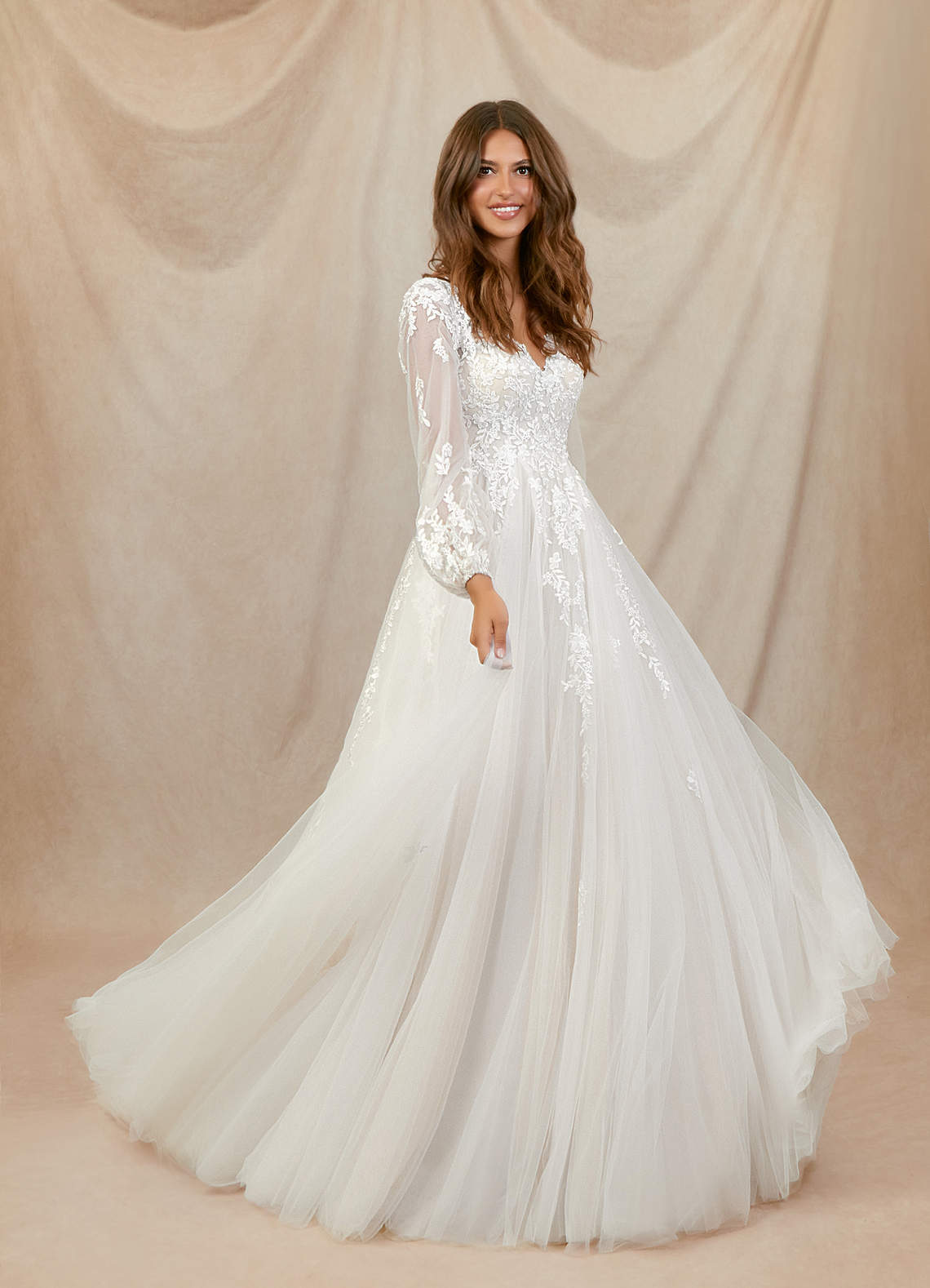 Azazie Anadia Vestidos de novia Vestido de Diamante Blanco de Tul de Corte en A con Cuello en V image1