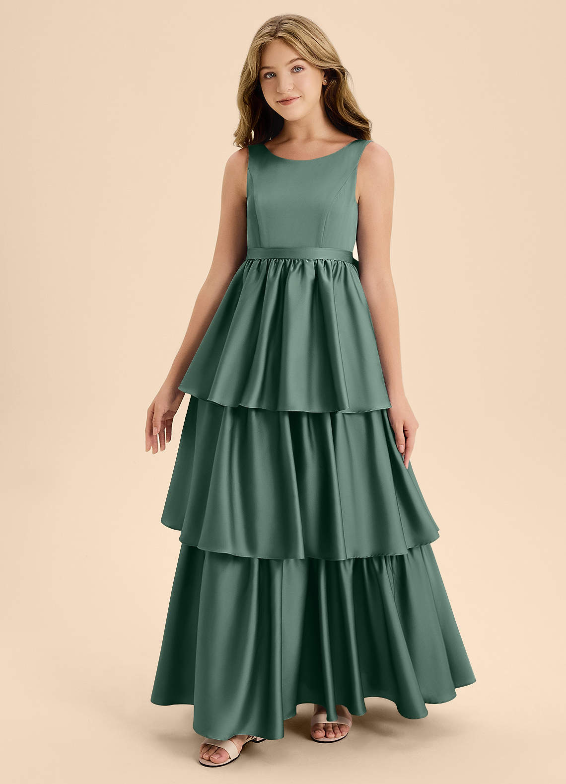 Azazie Meadowyn Junior Robe Trapèze en Satin extensible Arc Eucalyptus image3