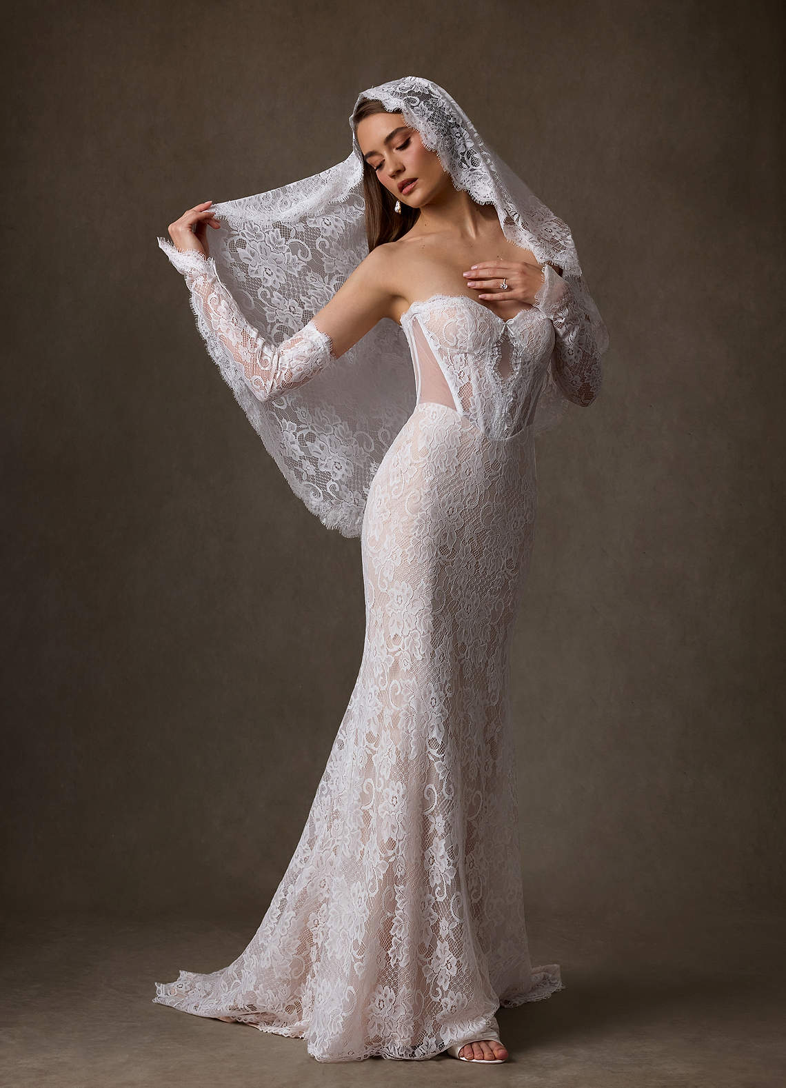 front Welon koronkowy Mantilla z kwiatowym wzorem, sięgający do bioder