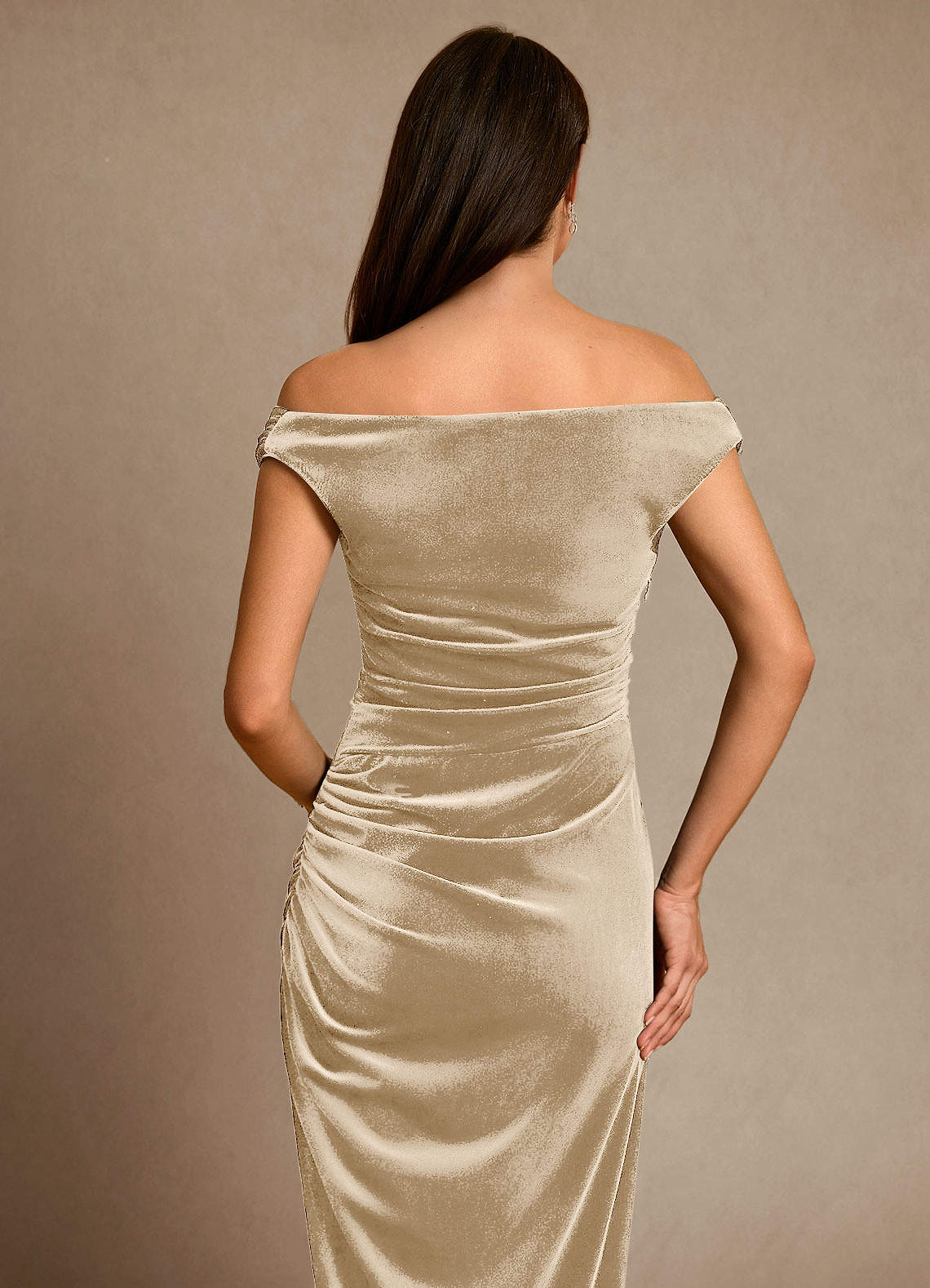 Azazie Nabila vestidos de madre de la novia Vestido de Champán de terciopelo de Columna con Vestidos sin tirantes image6