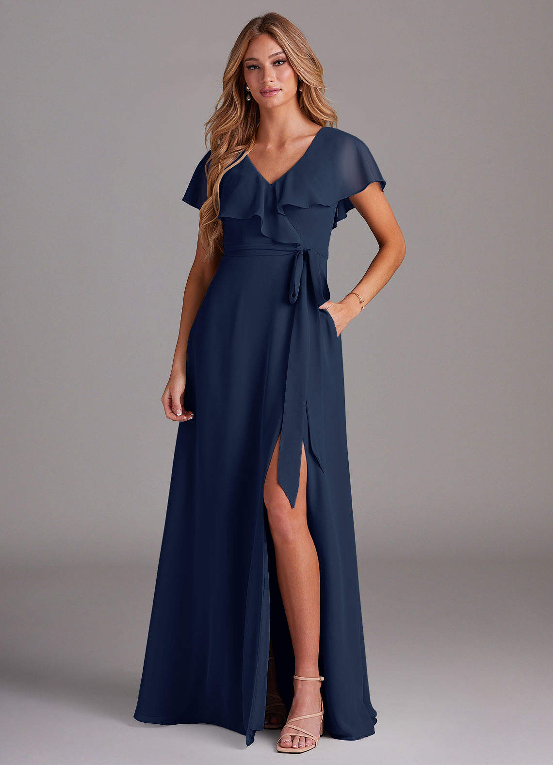 Azazie Lainey Robes de demoiselle d'honneur Robe Trapèze en Mousseline de soie avec poches Bleu Marine Foncé image1
