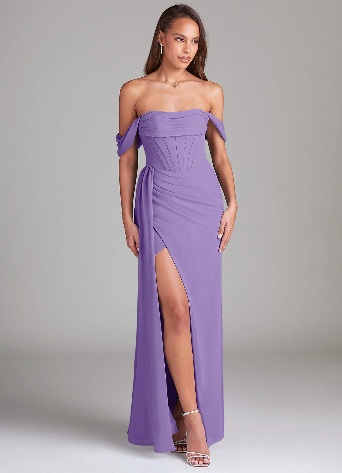 Azazie Amyra Vestidos de damas de honor Vestido de Tahití de Gasa de Corte Recto Convertible con Vestidos sin tirantes image3