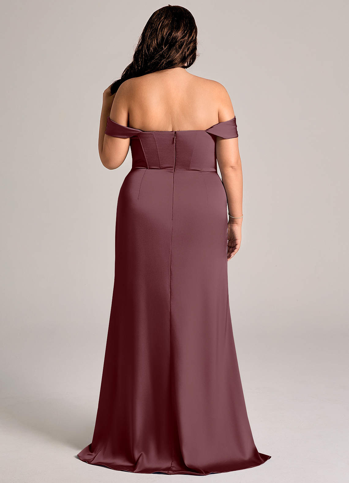 Azazie Johana Robes de demoiselle d'honneur Robe Sirène Convertible en Satin extensible Épaule décolletée Sangria image8