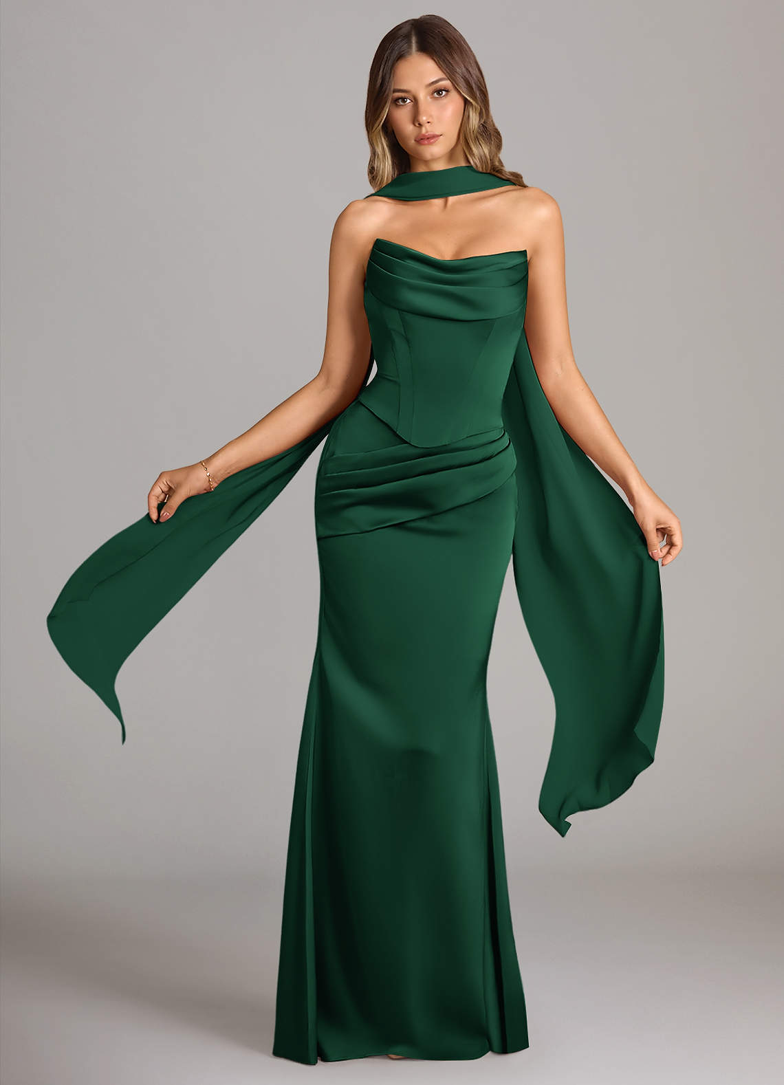 Azazie Sorrel Robes de demoiselle d'honneur Robe Sirène Convertible en Satin extensible Sans bretelle Vert Foncé image1