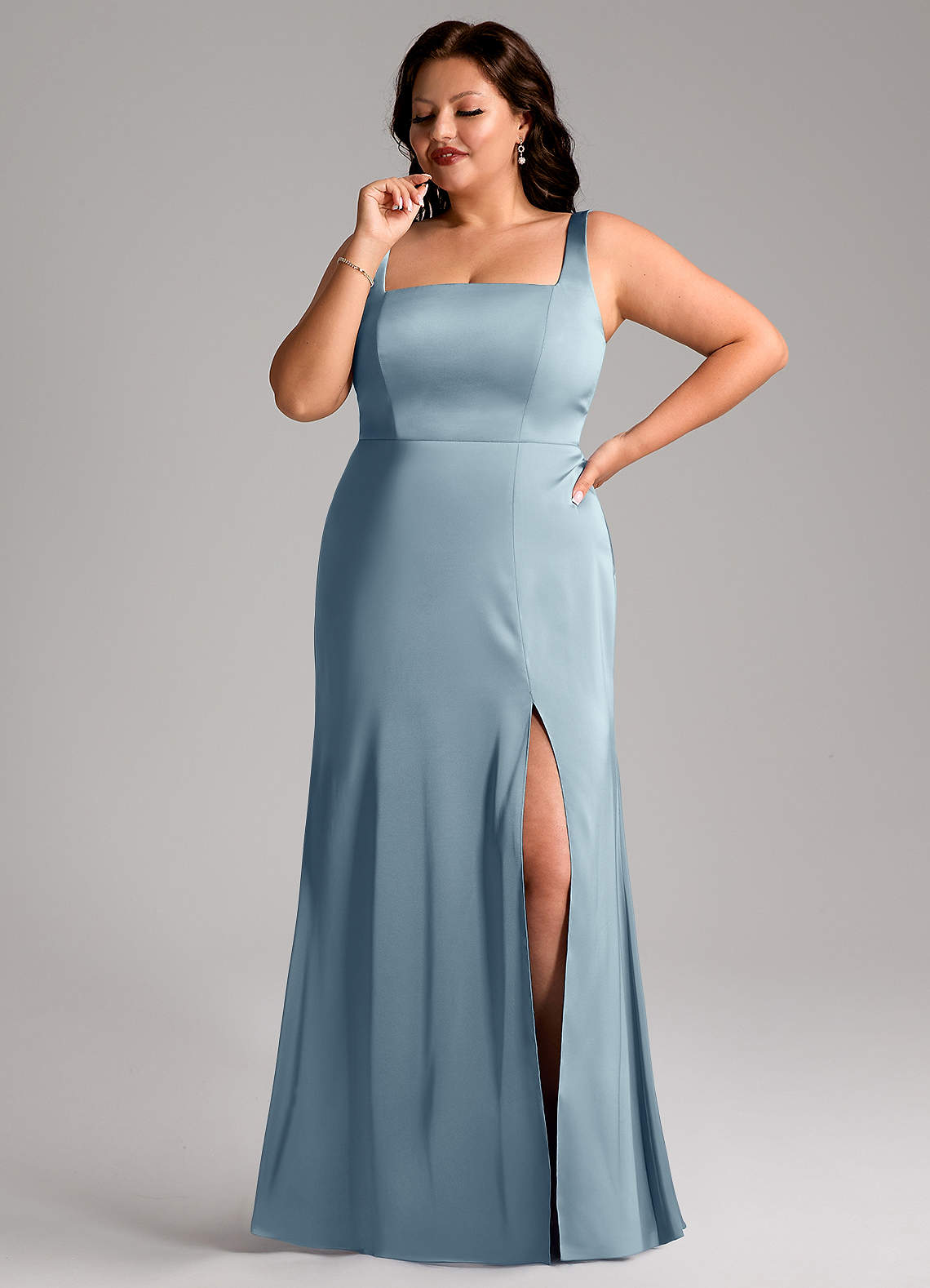 Azazie Frostine Vestidos de damas de honor Vestido de Azul Polvoriento de Satén Elástico de Corte en A con Lazo image1