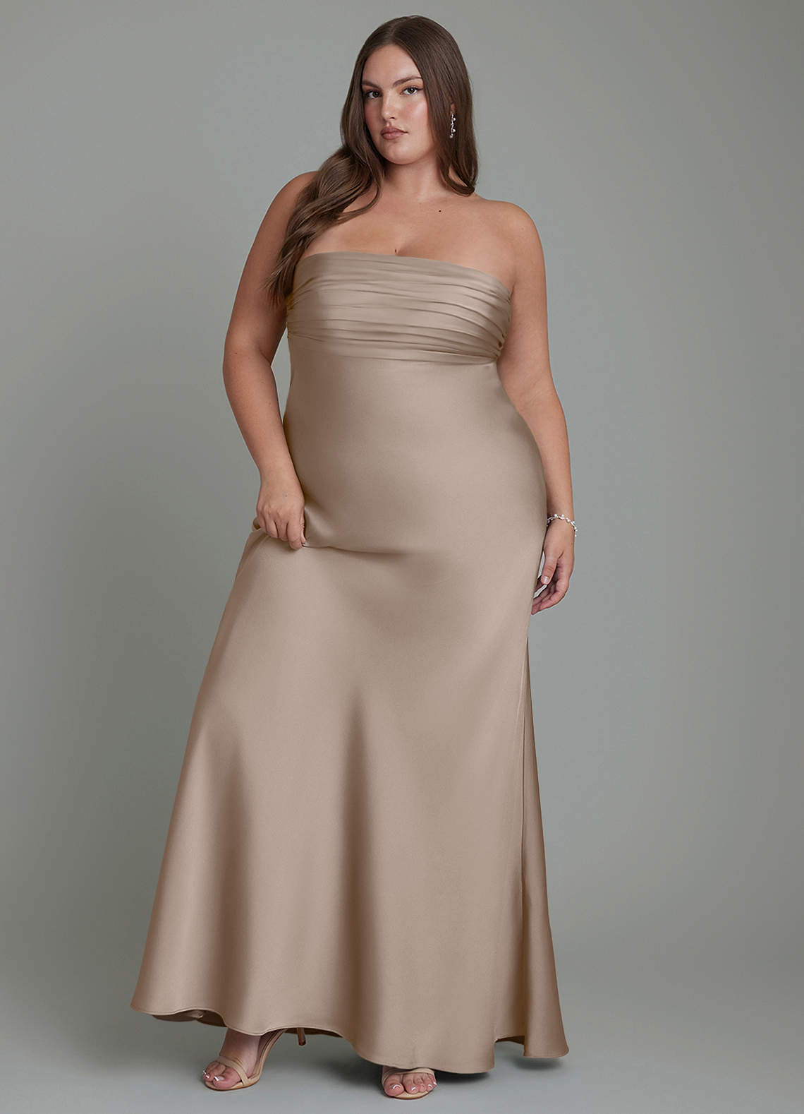 Azazie Saylor Vestidos de damas de honor Vestido Gris Pardo de Satén Elástico de Corte Sirena con Palabra de honor image1