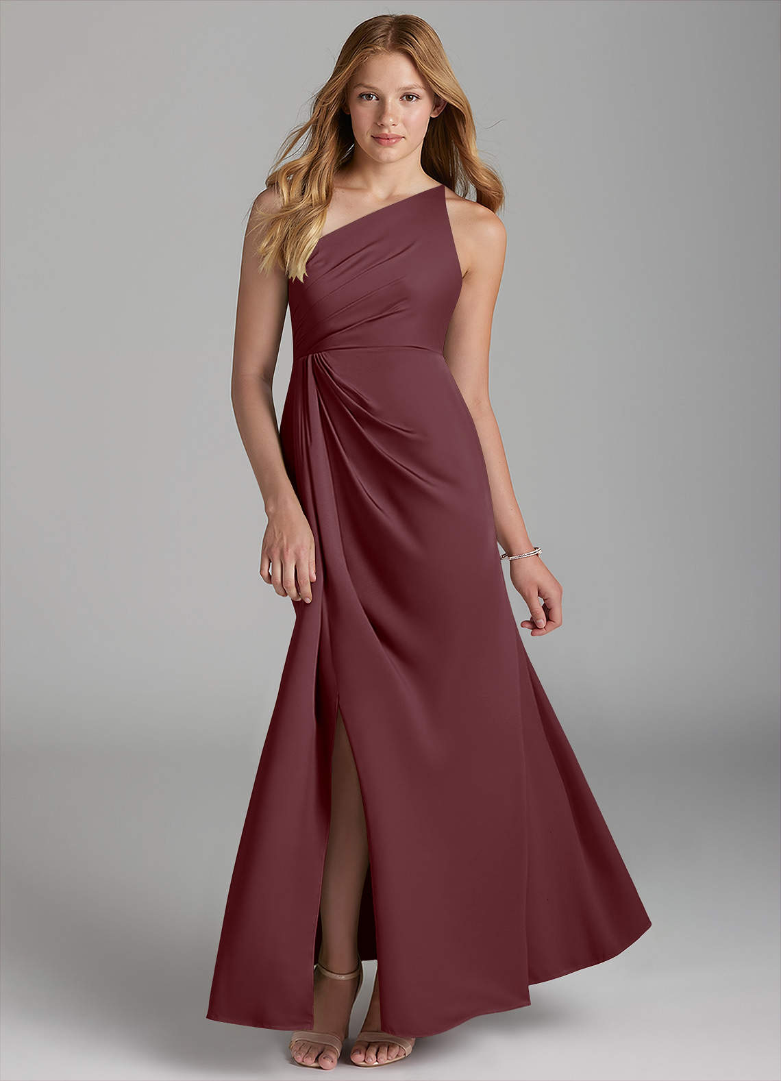 Azazie Mika Junior Robe Trapèze en Satin extensible Plissée Sangria image1