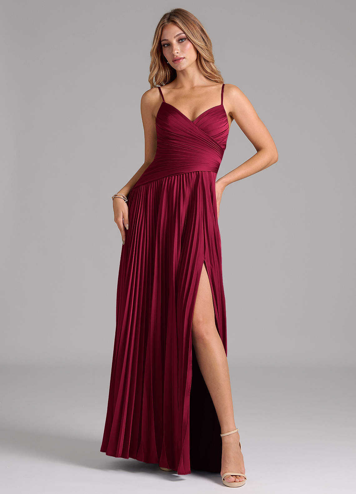 Azazie Vini Vestidos de damas de honor Vestido de Borgoña de Satén Elástico de Corte en A con Plisado image1