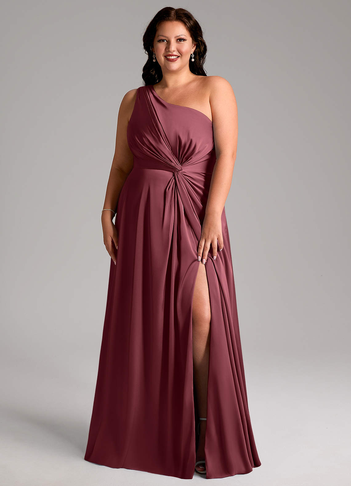 Azazie Brooke Robes de demoiselle d'honneur Robe Trapèze en Satin extensible Ue épaule Merlot image1