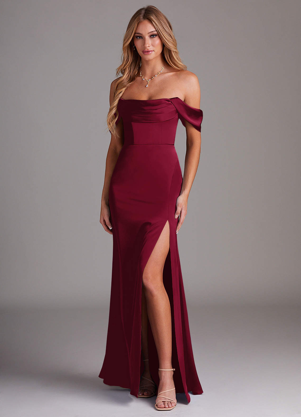 Azazie Saige Vestidos de damas de honor Vestido de Borgoña de Satén Elástico de Corte Recto con Vestidos sin tirantes image1