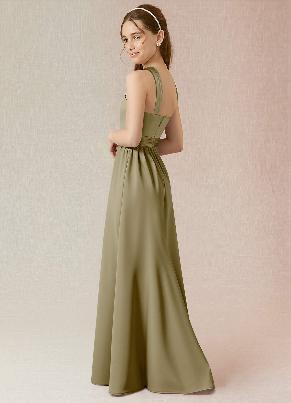 Azazie Jiya Junior Vestido de Musgo Verde de Satén Elástico de Corte en A con Plisado image2