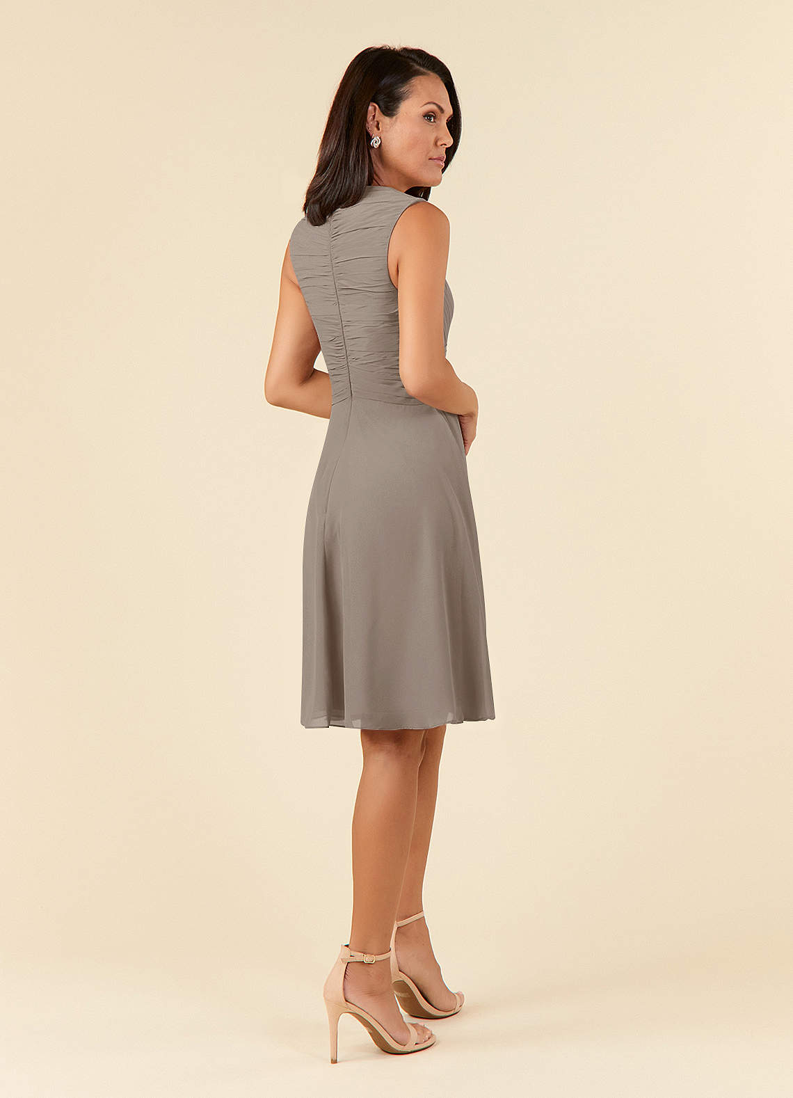 Azazie Theron Mère de la mariée Robes Robe Trapèze en Mousseline de soie Col V plissé Taupe image7
