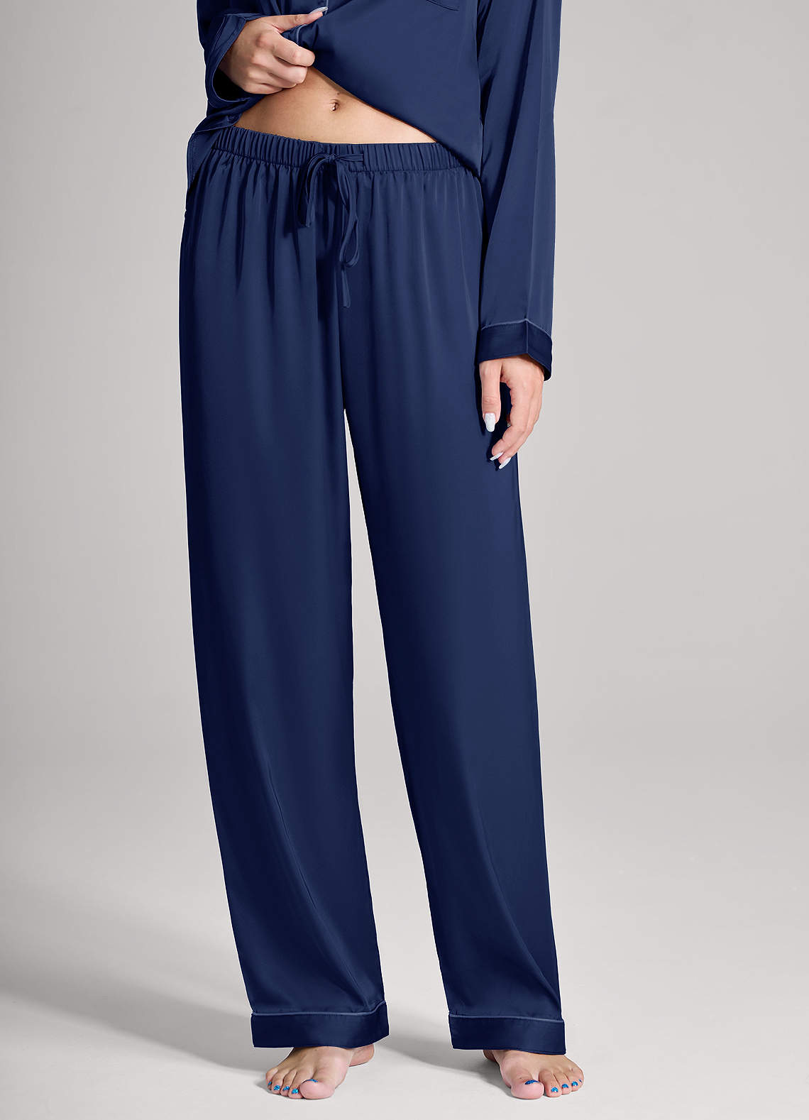 front Conjunto de pijama de satén con mangas largas y pantalones a juego