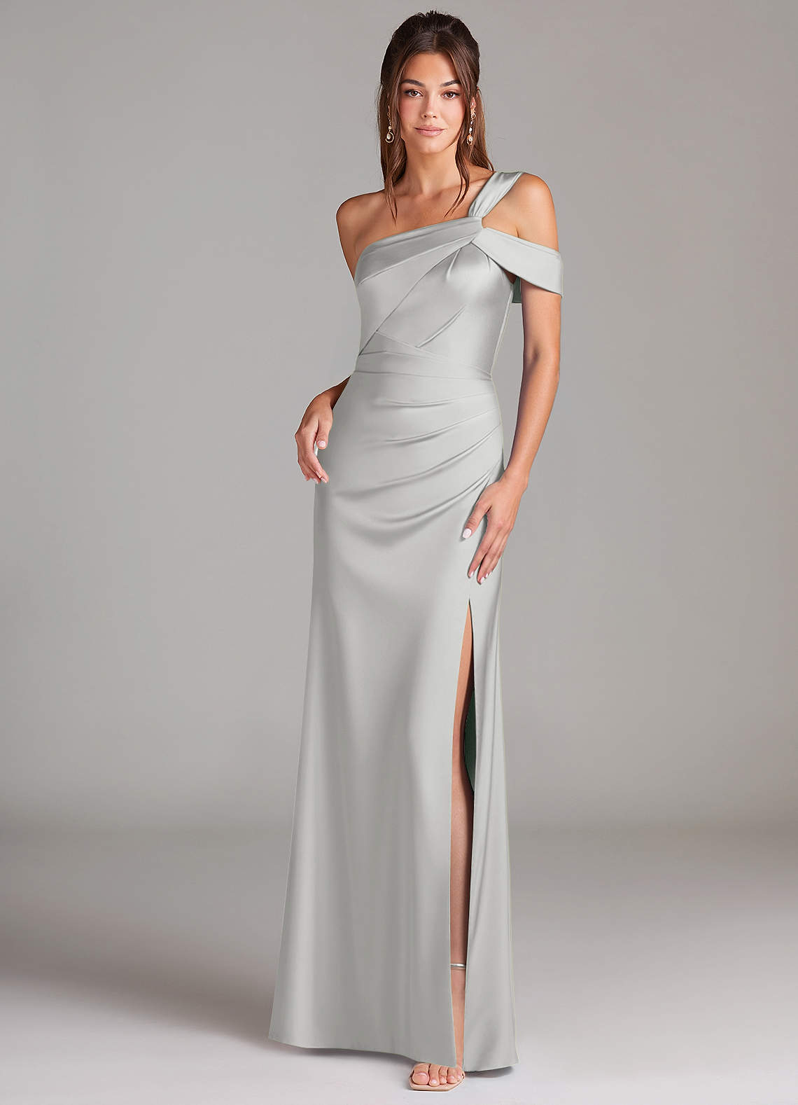 Azazie Wynter Jurken voor bruidsmeisjes Jurk van Stretch Satijn met Kolom Off the Shoulder Zilver image1