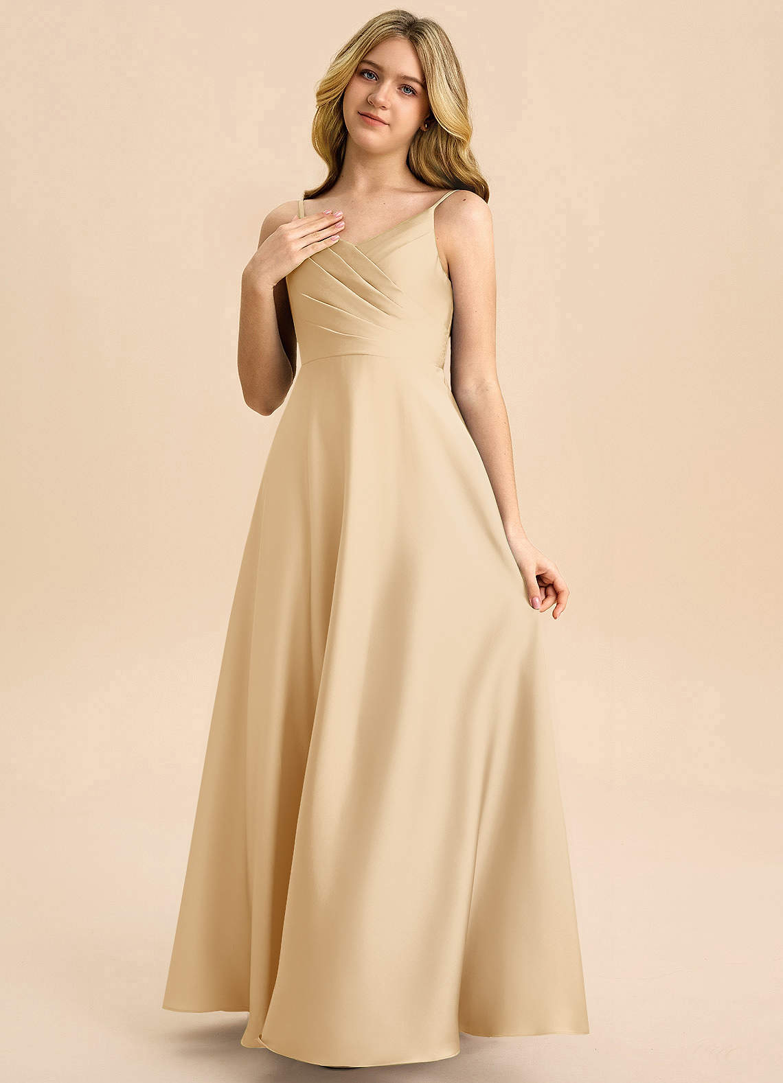 Azazie Bug Junior Robe Trapèze en Satin extensible Plissée Or image2