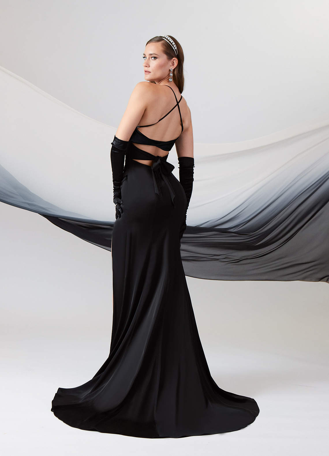 Azazie Kierra Abiti da Sposa Abito Sirena in Raso Elasticizzato Plissettato Nero image5