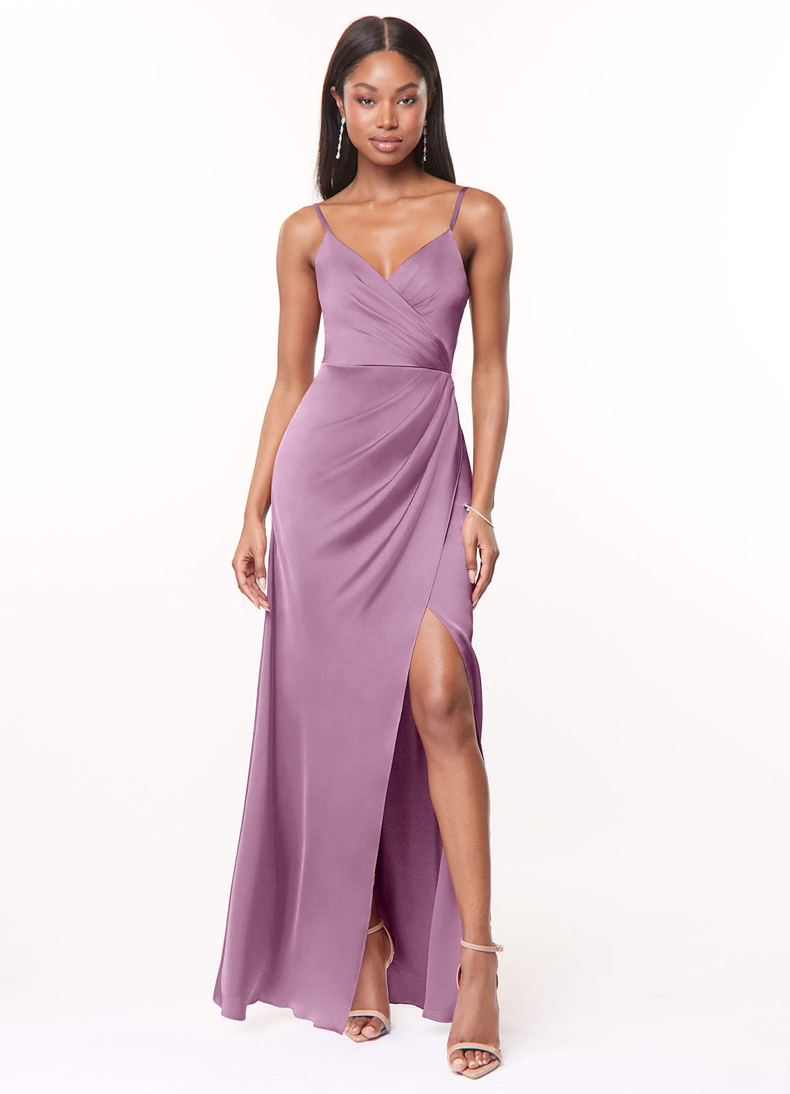 Azazie Maci Vestidos de damas de honor Vestido de Glicinia de Satén Elástico de Corte en A con Cuello en V plisado image1