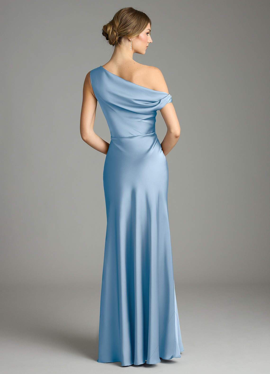 Azazie Emerson Robes de demoiselle d'honneur Robe Sirène en Satin extensible Épaule décolletée Poudre Bleue image2