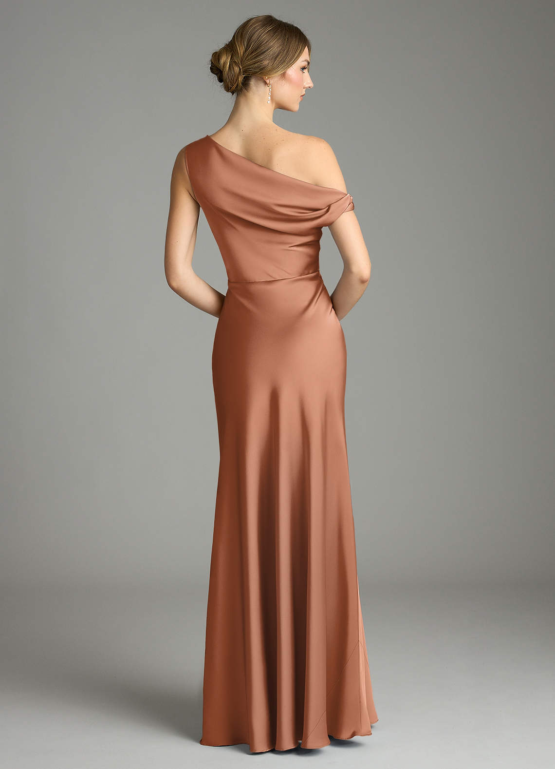 Azazie Emerson Jurken voor bruidsmeisjes Jurk van Stretch Satijn met Zeemeermin Off-shoulder Bronzeertint image2