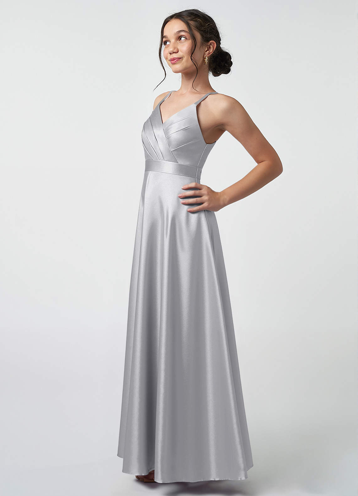 Azazie Avelina Junior Vestido de Plata de Satén Metálico de Corte en A con Plisado image2