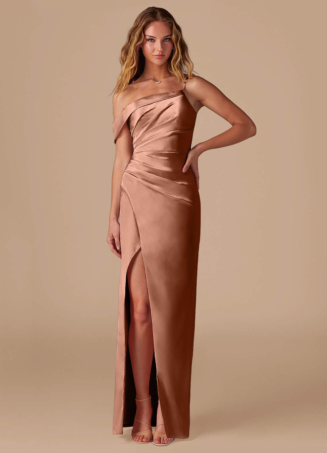 Azazie Lia Jurken voor bruidsmeisjes Jurk van Metaalachtig Satijn met Kolom Off the Shoulder Bronzeertint image1