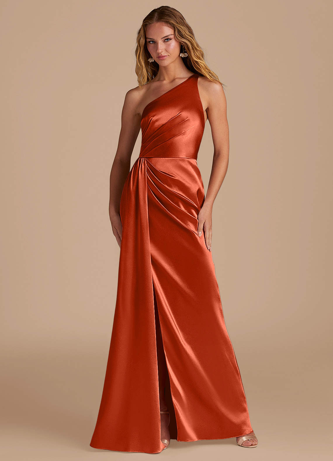Azazie Mika Vestidos de damas de honor Vestido de Pimenton de Satén Metálico de Corte Recto con Hombro unilateral image1