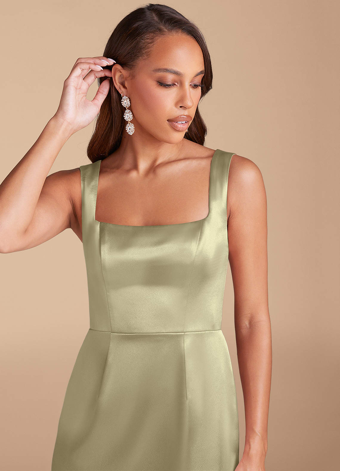 Azazie Flori Vestidos de damas de honor Vestido de Musgo Verde de Satén Metálico de Corte Recto con Corte Lateral image1