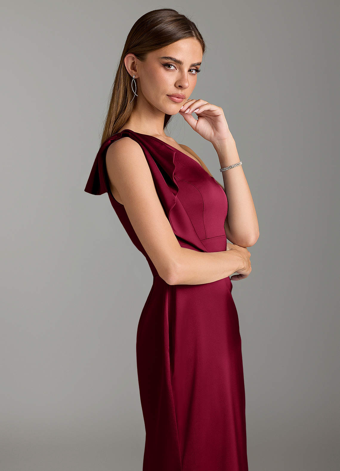 Azazie Rinna Vestidos de damas de honor Vestido de Borgoña de Satén Elástico de Corte Sirena con Volante image5