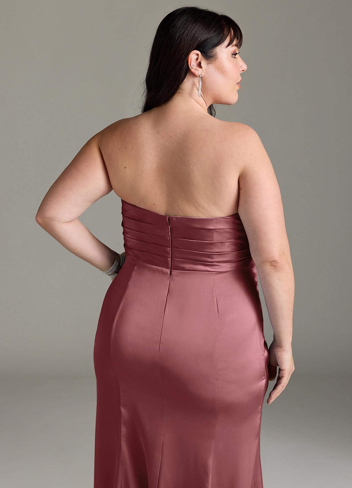 Azazie Yola Probar vestidos en casa Vestido de Amatista de Satén Elástico de Corte Recto Convertible con Cuello en V Plisado image14